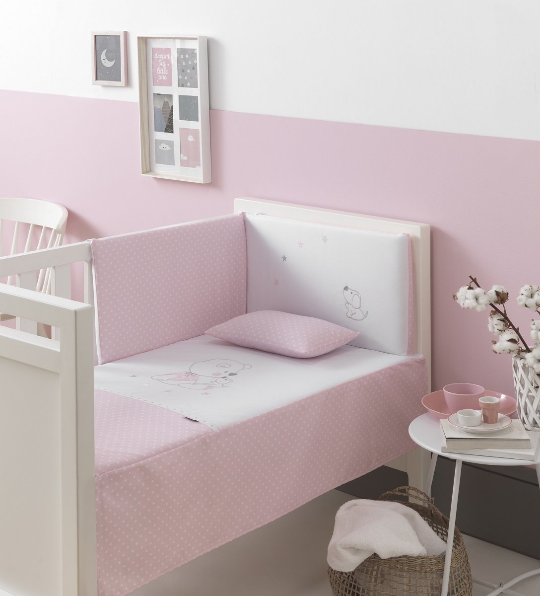 Chichonera clásica en rosa y gris con edredón cuna y puntilla - Textil Bebé
